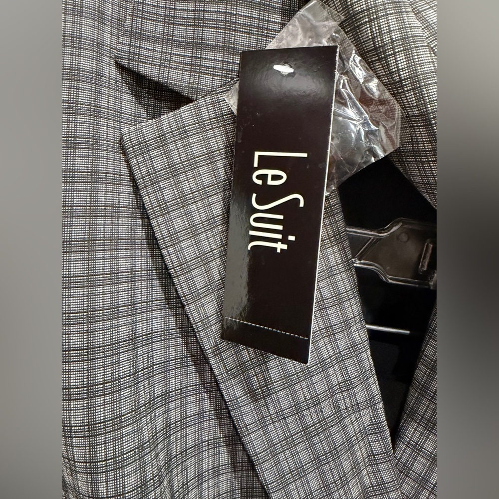 Le Suit Women's Blazer and pants. Jacket- Gray/Black Plaid and Black pants. - Picture 3 of 10